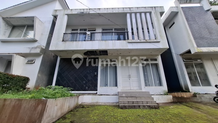 Rumah 2 Lantai Minimalis di Villa Istana Bunga Lembang Bandung Rumah 2 Lantai Minimalis di Villa Istana Bunga Lembang Bandung