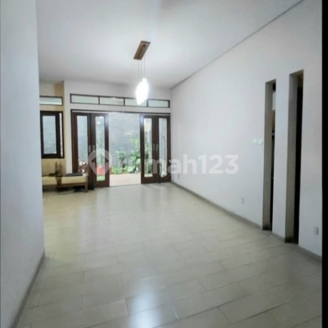 Rumah terawat dan siap huni di Setra Duta, Bandung