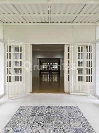 Rumah Lama Artistik Martimbang, Kebayoran Baru Bentuk Tanah Bagus