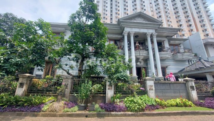 Dijual Rumah Mewah Furnished di Taman Century Bekasi Selatan