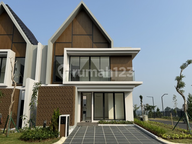 Two-Story Corner House Ready to Occupy, Strategic Location in Sentul.