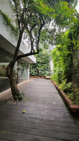 Hunian Mewah dengan Taman & Courtyard Asri di Tanah Teduh Hunian Mewah dengan Taman & Courtyard Asri di Tanah Teduh