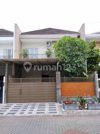 2-Storey House Ready to Occupy in Galaxi Bumi Permai 1 (Araya 1 / Araya I), East Surabaya. The house is in well-maintained, flawless condition and ready to occupy. Located in a row with a wide road for 3 cars. Close to Puri Galaxy, Raya Merr - Kertajaya Indah - Dharmahusada Indah - Arief Rahman Hakim, Galaxy Mall, Kam.