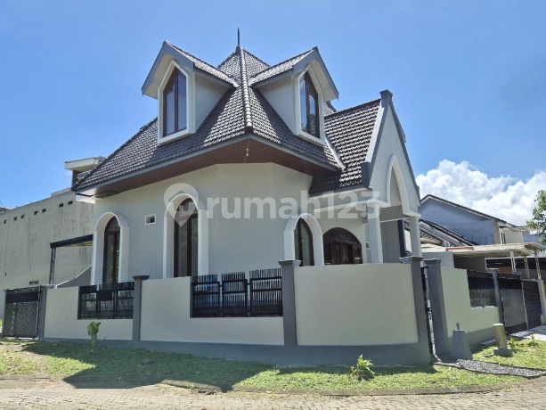 Rumah Hooq 2 Lantai Kawasan Elite Araya Golf Luas 210 M2