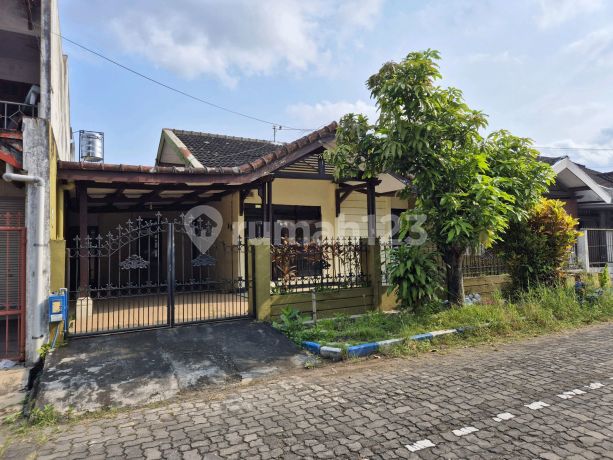 Rumah Murah Luas 172 M2 di Perumahan Araya Blok Depan