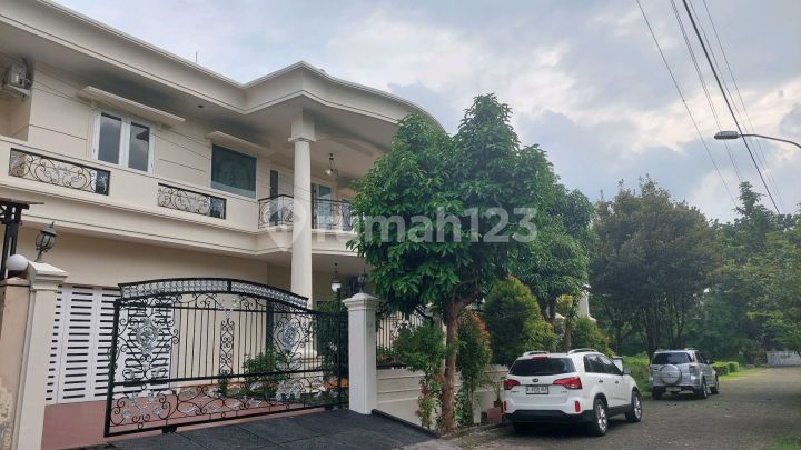 Rare Listing .... Rumah Mewah Modern American Classic di Komplek Eksklusif dan Lokasi Strategis Menempel Jakarta Selatan
