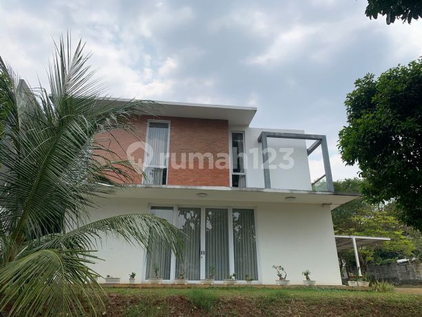 Rumah di Discovery Flamine 2 Lantai SHM Bagus Utara.  (tat)