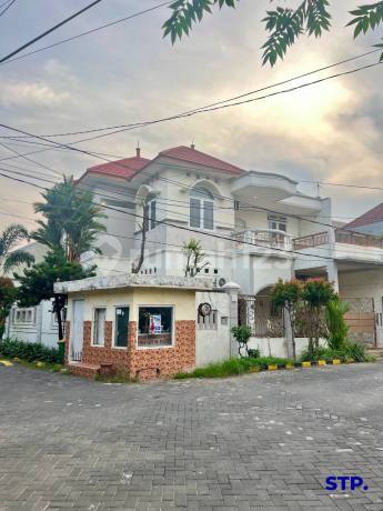 Rumah Classic di Sutorejo Selatan Hoek Semi Furnish Under Market Rumah Classic di Sutorejo Selatan Hoek Semi Furnish Under Market