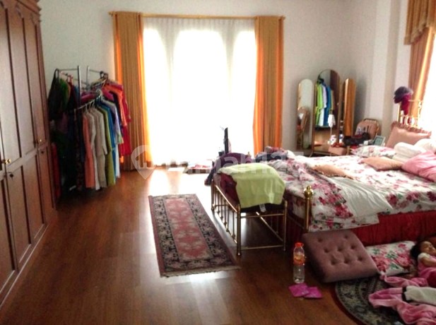 Siap Huni Rumah yang Nyaman 2 Lantai + Basement di Kemanggisan