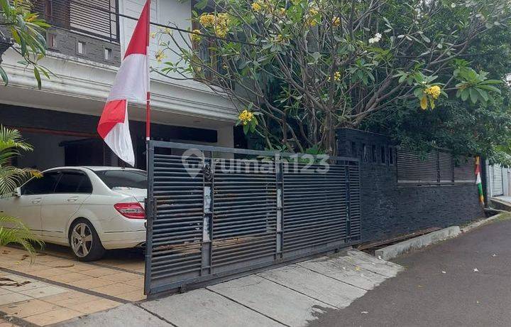 Rumah 2lantai Dalam Kawasan Elite Simprug Golf Dekat Senayan