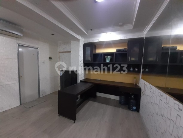 Apartemen 2 BR View Pool, Lokasi Strategis di Kebon Jeruk. 15810 