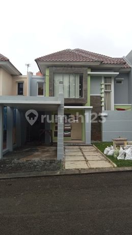 Rumah Depan Taman Jual Murah di Legenda Wisata Cibubur