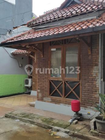 Rumah minimalis bagus 2 lantai lokasi strategis