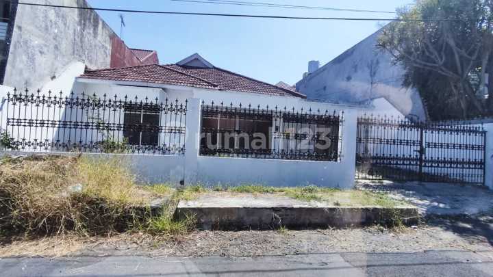 Rumah Luas Hitung Tanah di Kawasan Elite Dharmahusada Indah