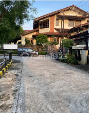 Dijual Cepat !! Rumah Hoek Besar 3 Lantai , Depan Taman di Sunrise Garden, Jakarta Barat