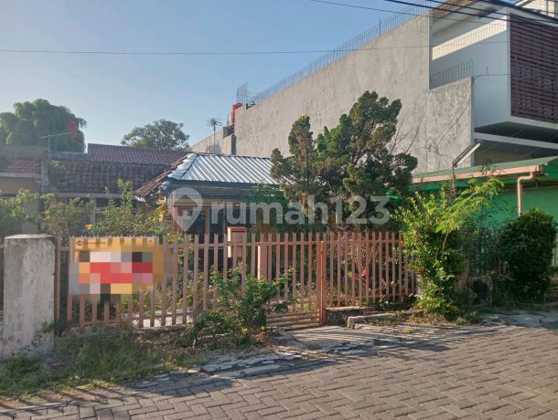 For Sale: Old House, Land Price Sale, City Center, Strategic Location, Near IKIP PGRI.