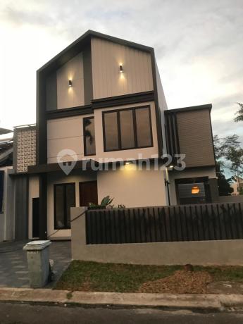 Rumah dengan Kolam Renang Kawasan Tenang Lippo Karawaci