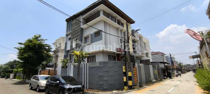 Rumah Janur Kuning Kelapa Gading, Jakarta Utara SHM 5 kamar hoek 270m2 Semi Furnished Butuh Minim Renovasi