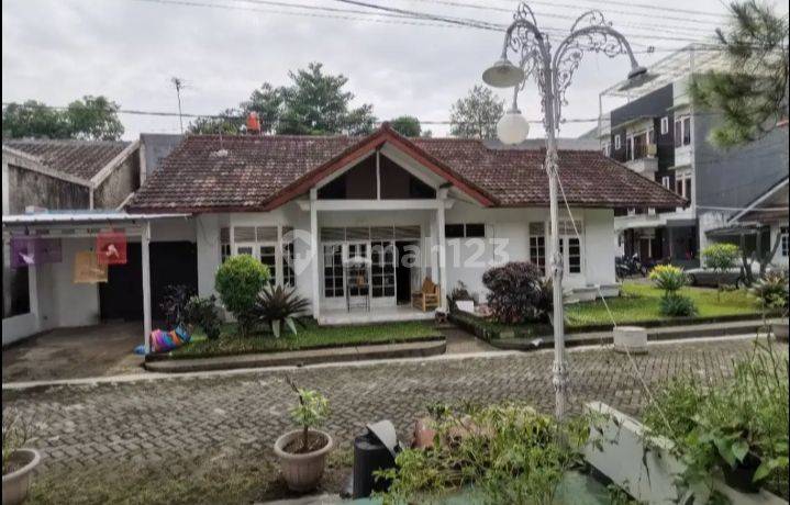 Rumah Bagus Semi Furnished SHM di Taman Pelesiran , Bandung