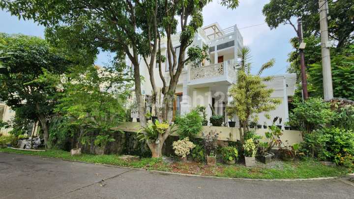 Rumah Modern Tropis plus Kolam Renang di Taman Legian Sentul City