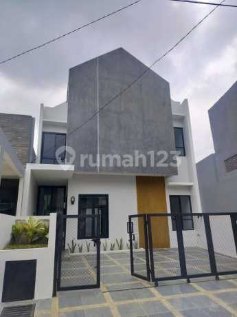 Rumah Bangunan Baru, Hanya 3 Menit Menuju Akses Tol, Stasiun KRL, Mall, Rs, Dll di Jl. Kuricang, Bintaro Jaya 3