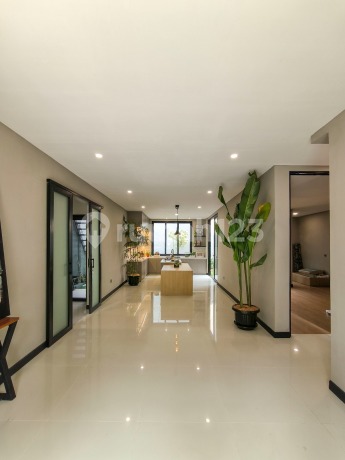 Dijual Cepat Rumah Baru Semi Furnish Modern, Lokasi Strategis; Dekat Akses Tol, Dan Fasilitas Ukum Lainnya Di Versailles Residence, Bsd