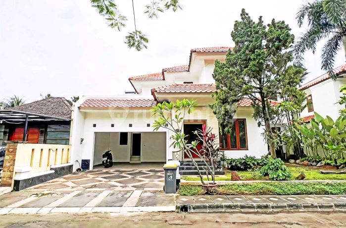 Ready-to-Occupy House in a Strategic Location; Close to Toll Access, KRL Station, Mall, Hospital, etc. in Graha Taman, Bintaro Jaya Sector 9