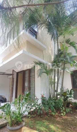 Dijual Cepat! Rumah Asri, Posisi Hoek, di Discovery , Lokasi Strategis; Hanya 2 Menit Menuju Pintu Tol, Stasiun KRL, Bxc Mall, Rspi Bintaro, Sekolah, Dll di Discovery Residence, Bintaro Jaya Sektor 9