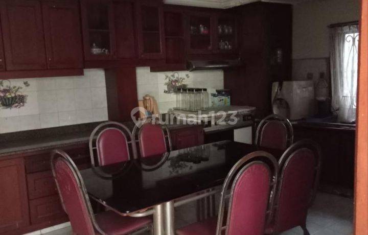 Rumah JL. Manyar Tirtoyoso, Strategis