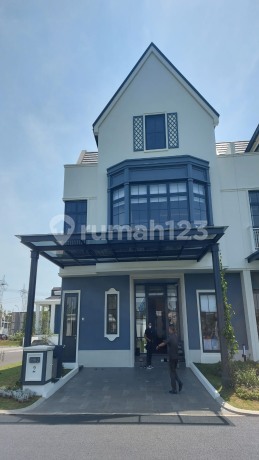 Rumah 3 Lantai Modern Classic Resort Serenity di Louise, Summarecon Serpong