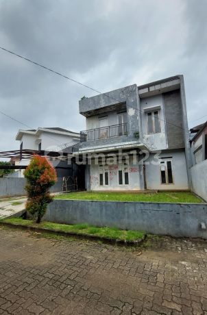 House Needs Renovation 2 Floors in Villa Gunung Lestari Jombang House Needs Renovation 2 Floors in Villa Gunung Lestari Jombang