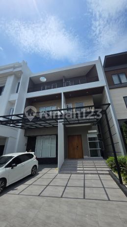 For Sale Price Reduced! Beautiful 3-Story Neat House in Sutera Onyx