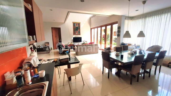 Lokasi Asri, Luas Tanah 389 M2 di Giriloka, Dkt Psr Modern, Ursula