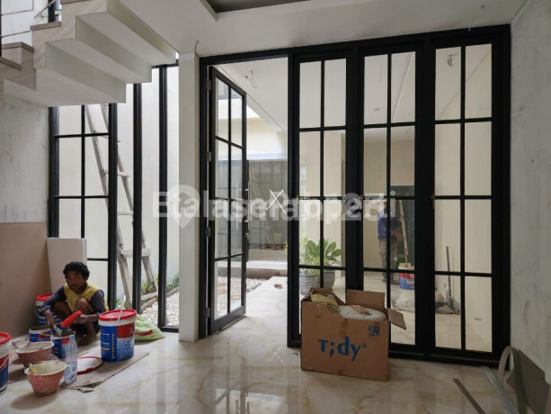 RUMAH BARU, FURNISHED ! LOKASI GRESIK KOTA, BP KULON !