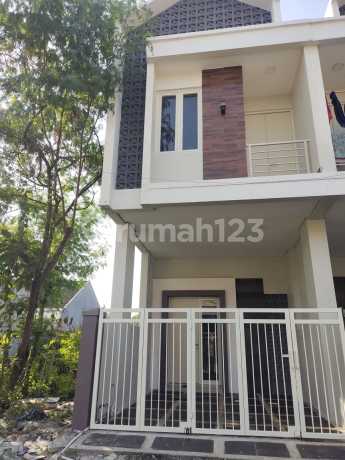 HOUSE WITH MODERN AESTHETIC DESIGN, STRATEGIC LOCATION NEAR GRAND TIRTA CAMPUS, WIGUNA AREA, GUNUNG ANYAR.