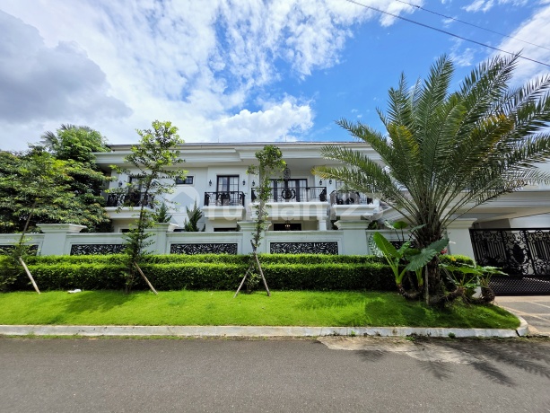 Pondok Indah Full Furnished Lokasi Prime Depan Taman