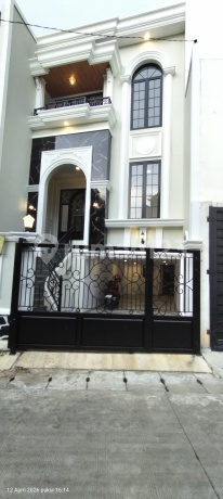 Rumah 3 Lantai Desain American Clasik di Jagakarsa Rumah 3 Lantai Desain American Clasik di Jagakarsa
