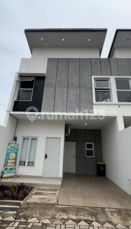 Rumah Cantik 2 Lantai Lokasi Dekat Stasiun Dan Tol Jakarta Barat