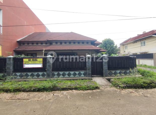 Hook House with Spacious Land, Strategic and Affordable Location in Griaya Bintara Indah