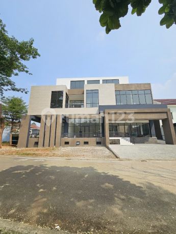 Rumah Baru 3 Lantai di Alam Sutera, Ada Lift Dan Private Pool Rumah Baru 3 Lantai di Alam Sutera, Ada Lift Dan Private Pool