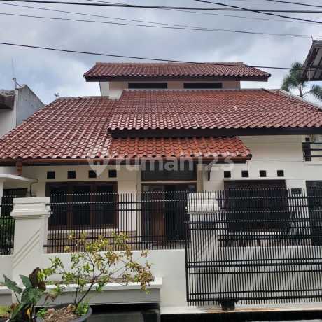 Rumah bagus siap huni di daerah kompleks perumahan nyaman dan strategis di pusat kota