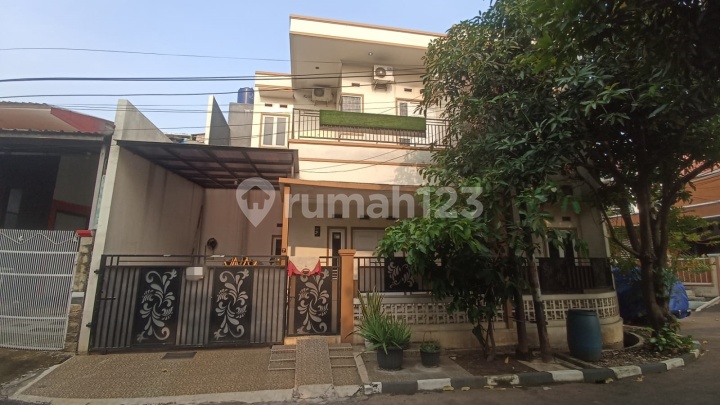 Rumah Hoek depan Taman di Duta Harapan, Harapan Baru Bekasi Utara
