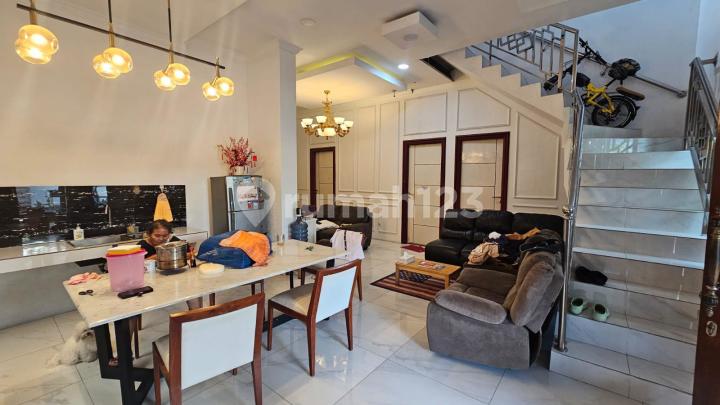Rumah di Kresek Indah , LT. 179 M2 , Hoek , Semi Furnish , SHM