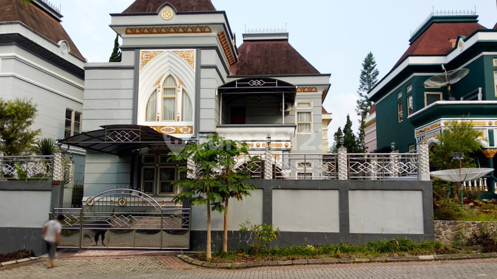 Villa Mewah 2 Lantai di Villa Kota Bunga Full Furnished