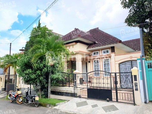 Rumah Murah 1,5Lt Bangunan Terawat Bagus Siap Huni di Puncak Dieng Lokasi Strategis : Row Jalan Lebar Dekat Sekolah dan Kampus Lingkungan Aman dan Nyaman Spesifikasi : Luas Tanah : 240M Luas Bangunan : 167M Tingkat : 1,5 Kamar Tidur : 3 Kamar Ma