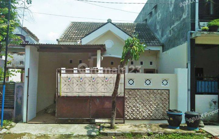 Rumah Murah Siap Huni Di Perumahan Wahyu Taman Sarirogo Sidoarjo

Lokasi Strategis :

Dekat Pintu Tol Sidoarjo

Dekat Lippo Mall

Dekat Sekolah

Lingkungan Aman Dan Nyaman

Spesifikasi :

Luas Tanah : 90m²

Luas Bangunan : 60m²

Kamar Tidur : 3

Kamar Man