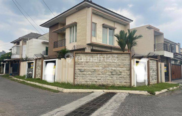 Rumah Mewah 2lt Ada Private Pool Di Puri Kartika Asri Blimbing Spesifikasi : Luas Tanah : 356m²luas Bangunan : 411m²tingkat : 2 Kamar Tidur : 8kamar Mandi : 4shm + Imb Lengkap Free Pajak Jual Beli + Balik Nama Harga 4 Milyar Nego 