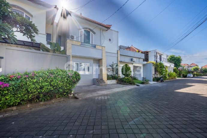 Dijual Villa Mewah Di By Pass Garden, Denpasarsertifikasi: Shm (sertifikat Hak Milik)luas Tanah: 545 M²luas Bangunan: 400 M²bangunan & Tata Ruang:- Total 8 Kamar Tidur- Total 10 Kamar Mandi- Terdiri Dari 2 Unit Villa (depan & Belakang) Dalam Satu Lahanvil Dijual Villa Mewah Di By Pass Garden, Denpasarsertifikasi: Shm (sertifikat Hak Milik)luas Tanah: 545 M²luas Bangunan: 400 M²bangunan & Tata Ruang:- Total 8 Kamar Tidur- Total 10 Kamar Mandi- Terdiri Dari 2 Unit Villa (depan & Belakang) Dalam Satu Lahanvil