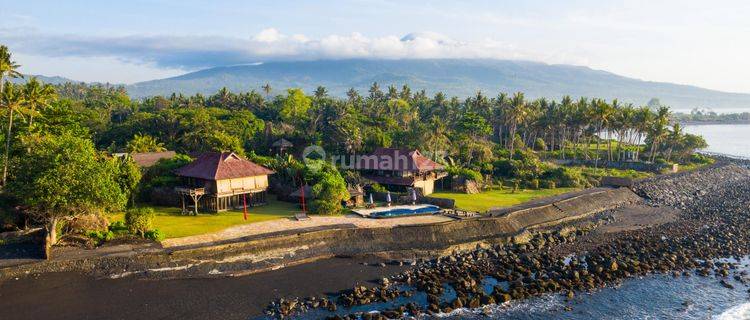 Freehold - Tranquil Oceanfront Retreat: Luxury Living on Pristine Beachfront Property in Karangasem 1