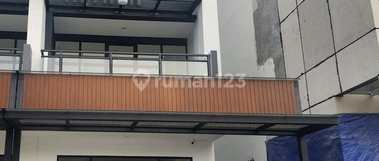 Quick Sale: Hampton Promenade Shophouse in Gading Serpong 1